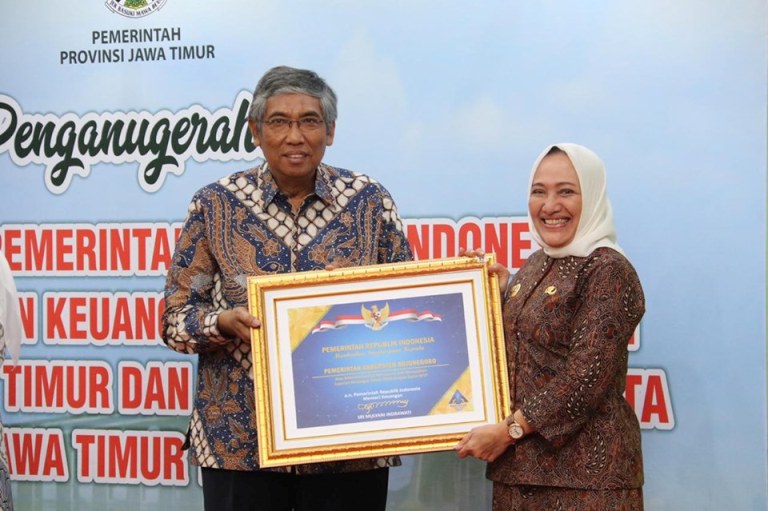 Foto : Wakil Menteri Keuangan RI, Mardiasmo serahkan penghargaan kepada Bupati Bojonegoro, Hj. Anna Mu'awanah untuk Kabupaten Bojonegoro yang meraih predikat WTP atas LKPD, di Gedung Negara Grahadi - Kota Surabaya, Jawa Timur, Rabu (02/10/2019).