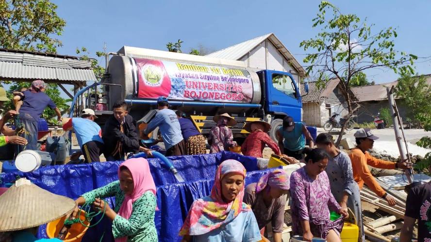 Foto: Droping air bersih dari Unigoro kepada masyarakat yang kekeringan di Kabupaten Bojonegoro, Kamis (03/10/2019).