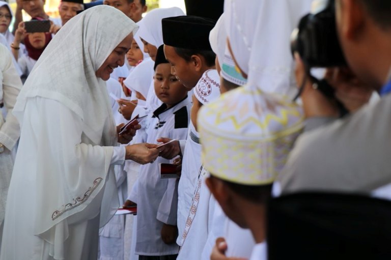 Foto : Bupati Bojonegoro, Hj. Anna Mu'Awanah santuni anak yatim, Minggu (06/10/2019) siang.