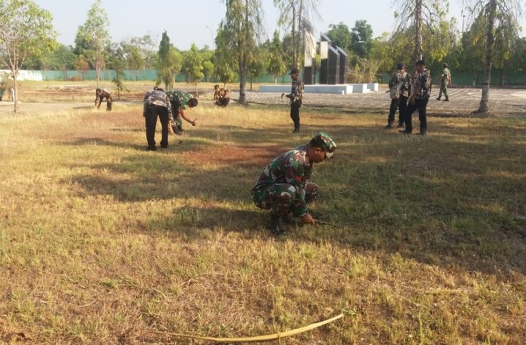 Foto : Anggota Kodim Bojonegoro bersama lainnya, saat gelar karya bakti pembersihan dilingkungan Taman Makam Pahlawan Kusuma Bangsa - Jalan Raya Dander Desa Ngumpakdalem, Kecamatan Dander, Kabupaten Bojonegoro, Jawa Timur, Jum'at (04/10/2019) pagi.