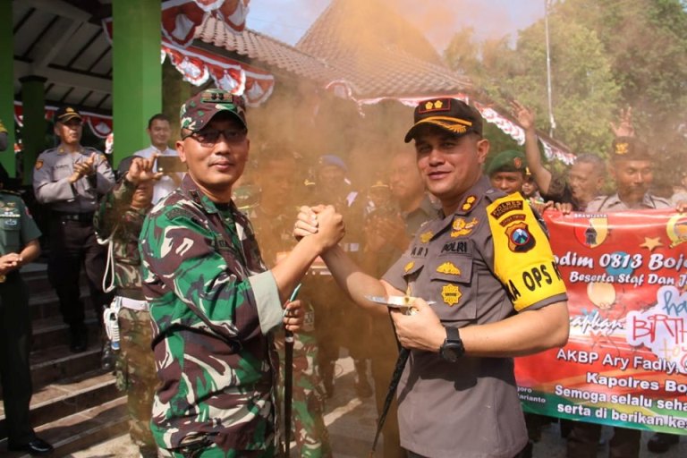 Foto : Dandim 0813 Bojonegoro, Letkol Inf Bambang Hariyanto beserta anggota berikan kejutan di HUT Kapolres Bojonegoro, AKBP Ary Fadli Ke- 42 Tahun, Selasa (08/10/2019).