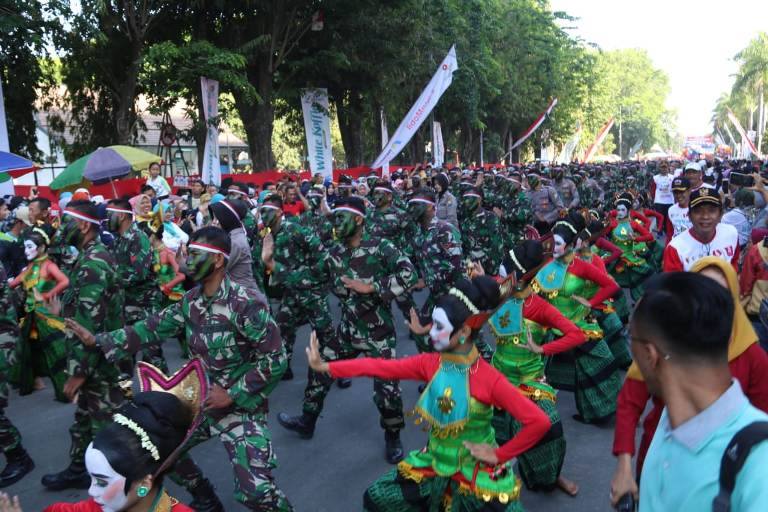 Foto : Tari Thengul massal meriahkan puncak peringatan HUT TNI Ke- 74 di Seputaran Alun - alun Kabupaten Bojonegoro, Minggu (06/10/2019) pagi.