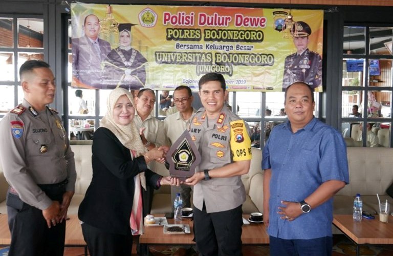 Foto : Ketua Yayasan Suyitno Bojonegoro, Arief Januwarso, M.Si. bersama Rektor Unigoro, Dr. Tri Astuti Handayani dan Civitas Akademika Universitas Bojonegoro, saat ngopi bareng Kapolres Bojonegoro, AKBP Ary Fadli, Senin (07/10/2019).