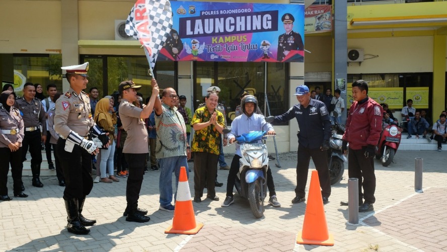Foto : Kapolres Bojonegoro, AKBP Ary Fadli bersama Ketua Yayasan Suyitno Bojonegoro, Arief Januwarso, M.Si. Launching Unigoro Jadi Kampus Tertib Lalu Lintas, Kamis (24/10/2019).