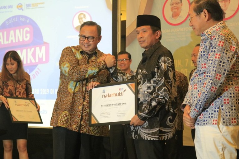 Foto : Sekretaris Kementerian Koperasi dan UKM RI, Prof. Rully Indrawan berikan Penghargaan Natamukti ICSB kepada Wabup Bojonegoro, H. Budi Irawanto di IPB, Senin (07/10/2019).