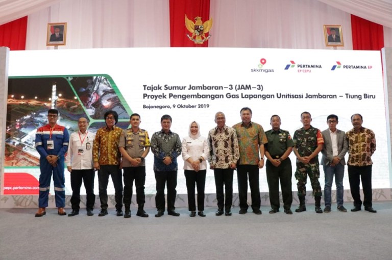 Foto : Bupati Bojonegoro, Hj. Anna Mu'awanah didampingi pejabat PEPC, SKK MIGAS, Kapolres Bojonegoro, Dandim 0813/Bojonegoro dan Wakil Ketua DPRD, Sukur Priyanto hadiri tajak sumur JTB, Rabu (09/10/2019).