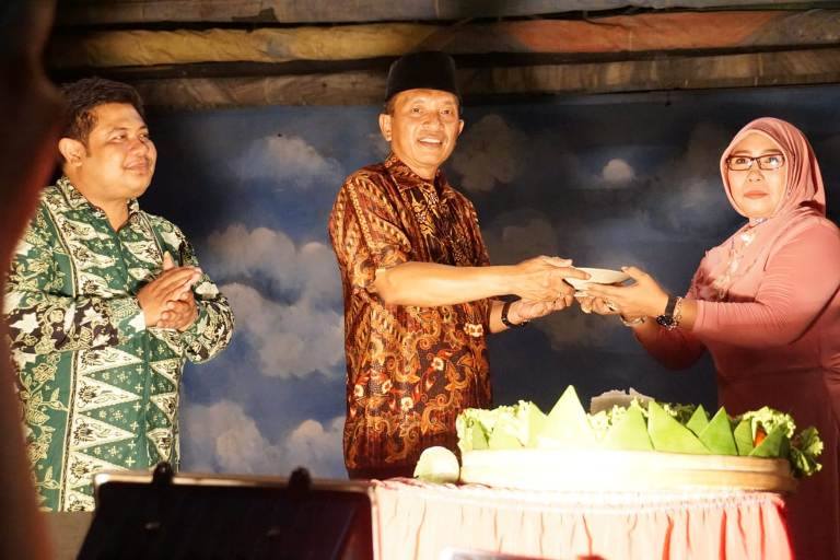 Foto : Wabup Bojonegoro, Budi Irawanto terima tumpeng tasyakuran pelantikan Kades Bubulan, Wiwin Indrayani, Sabtu (12/10/2019).