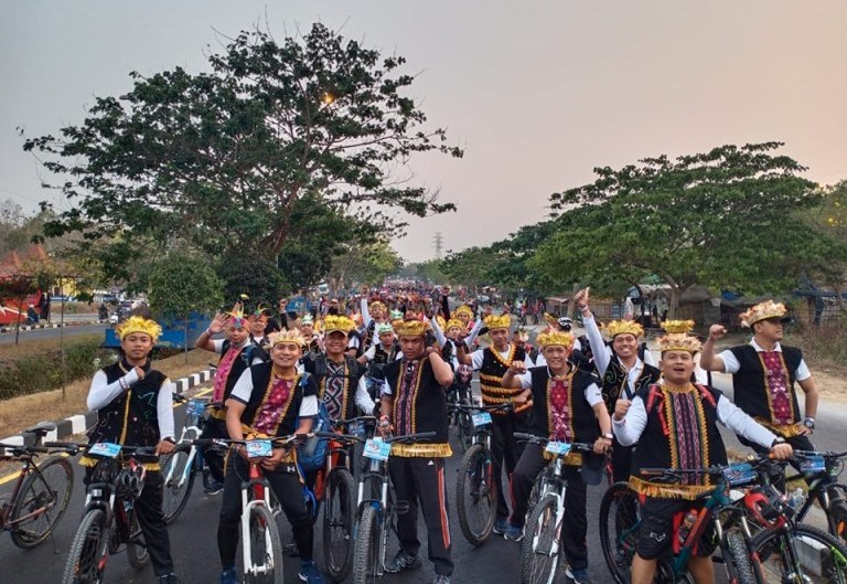 Foto : Ngonthel bareng 3 Pilar Jatim dan ribuan masyarakat, Minggu (22/09/2019).
