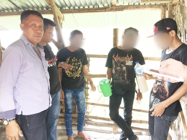 Foto : Sat Sabhara Polres Bojonegoro tangkap pemabuk miras di muka umum, Sabtu (28/09/2019).