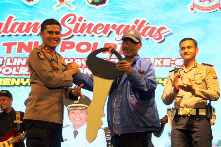 Foto : Kapolres Bojonegoro, AKBP Ary Fadli didampingi Kasat Lantas Polres Bojonegoro, AKP Aristianto BS, saat serahkan hadiah pada malam puncak Hari Lalu Lintas Bhayangkara Ke- 64, Sabtu (28/09/2019).