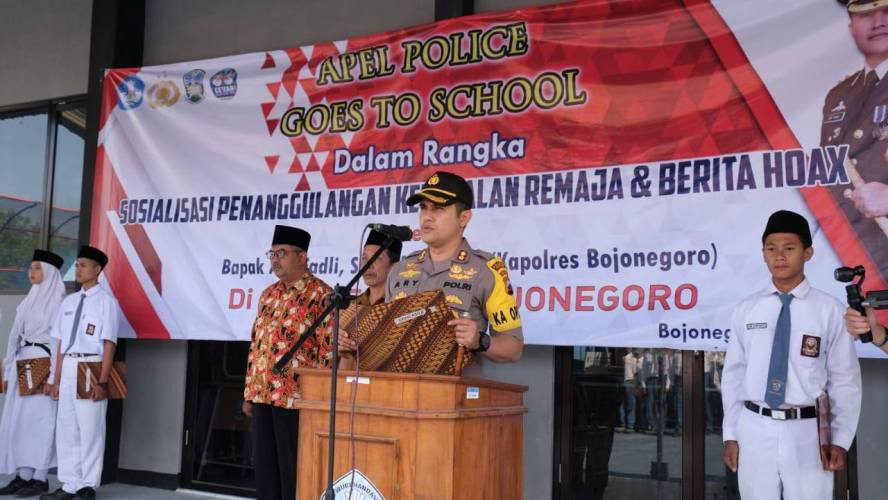 Foto : Kapolres Bojonegoro, AKBP Ary Fadli saat memimpin upacara bendera di Halaman SMKN 4 Bojonegoro, Senin (30/09/2019).