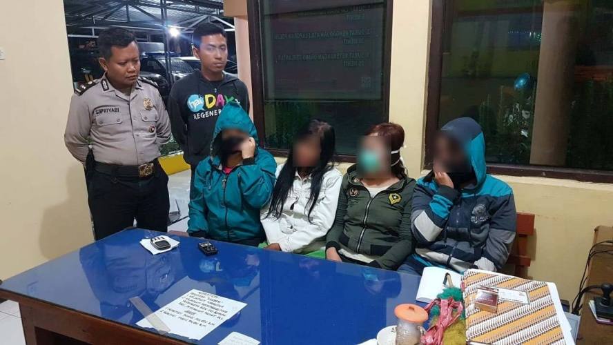 Foto : 4 PSK Eks Lokalisasi Kalisari diamankan Polsek Trucuk - Polres Bojonegoro, Selasa (01/10/2019).