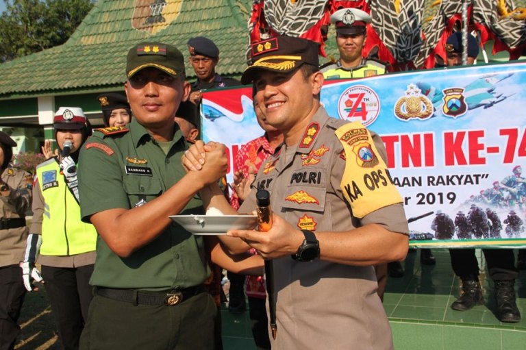 Foto : Kapolres Bojonegoro, AKBP Ary Fadli berikan ucapan selamat HUT TNI Ke- 74 kepada Dandim 0813/Bojonegoro, Letkol Inf Bambang Hariyanto, Jum’at (04/10/2019).