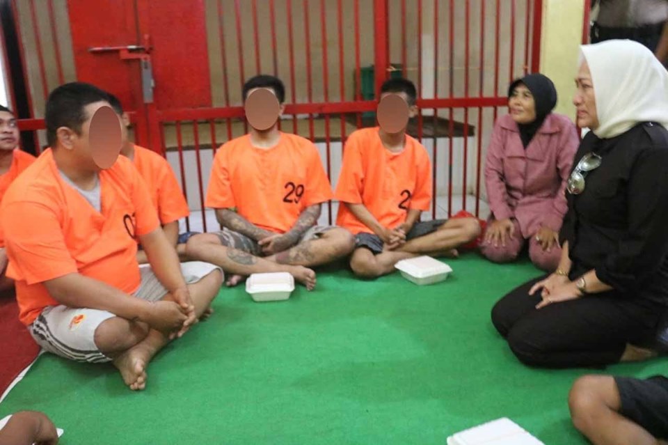 Foto : Bupati Bojonegoro, Dr. Hj. Anna Muawanah kunjungi tahanan Polres Bojonegoro, Selasa (26/11/2019).