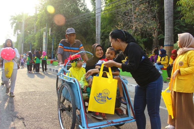 Foto : Dekan FISIP Unigoro, Dr. Rupiarsieh bersama mahasiswa FISIP Unigoro saat bagikan totebag gratis kepada masyarakat, di Car Free Day Alun-alun Kabupaten Bojonegoro, Minggu (27/10/2019) pagi.