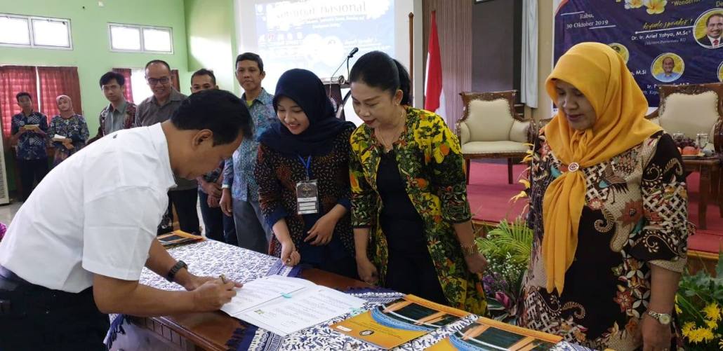 Foto : Dekan FISIP Unigoro, Dr. Rupiarsieh teken MoU pengembangan Tri Dharma Perguruan Tinggi dengan FISIP UNDIP, Rabu (30/10/2019).