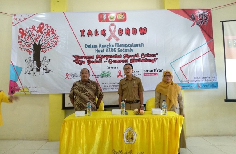 Foto : Ketua Yayasan Suyitno Bojonegoro, Arief Januwarso, M.Si. (Kiri), saat membuka acara Talkshow peringatan HAS di Unigoro, Senin (02/12/2019) pagi.