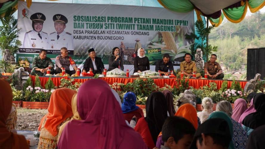 Foto : Bupati Bojonegoro, Anna Mu'awanah dan Kepala Dispertan Bojonegoro, Helmi Elizabeth serta lainnya sedang hadiri sosialisasi PPM dan acara Wiwit Tanam Jagung di Lapangan Desa Pragelan, Kecamatan Gondang, Kabupaten Bojonegoro, Selasa (26/11/2019).