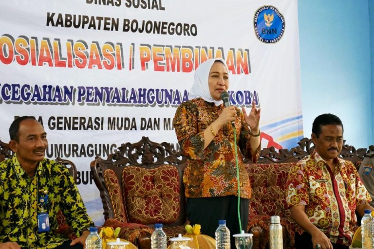 Foto : Bupati Bojonegoro, Hj. Anna Mu'awanah menyosialisasikan Pencegahan Penyalahgunaan Narkoba kepada masyarakat di GOR Damarwulan - Desa Sumuragung, Kecamatan Sumberrejo, Kabupaten Bojonegoro, Kamis (28/11/2019).