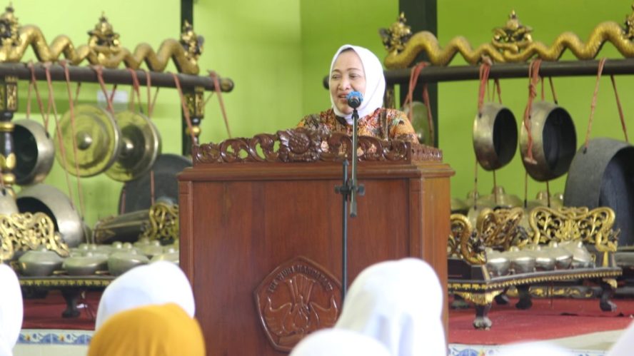 Foto : Bupati Bojonegoro, Hj. Anna Mu’awanah berikan pembinaan lembaga Pos PAUD Se- Kabupaten Bojonegoro, Kamis (28/11/2019).
