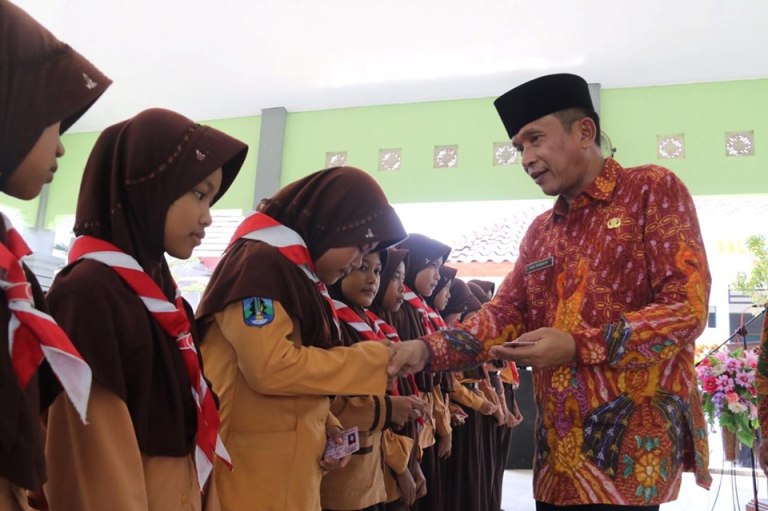 Foto : Wakil Bupati Bojonegoro, Budi Irawanto serahkan KIA di Pendopo Kantor Kecamatan Kepohbaru, Kabupaten Bojonegoro, Kamis (28/11/2019).