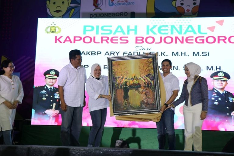 Foto : Bupati Bojonegoro, Hj. Anna Mu’awanah berikan kenang – kenangan kepada AKBP Ary Fadli dalam acara malam pisah sambut Kapolres Bojonegoro, Kamis (28/11/2019).