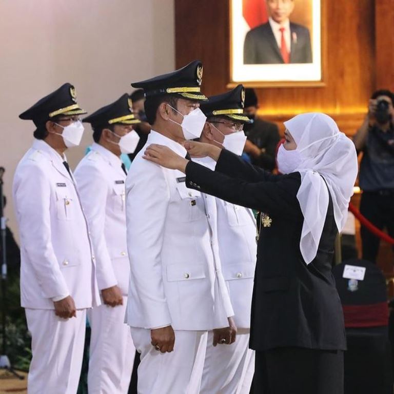 Foto : Bupati Terpilih Kabupaten Lamongan, Yuhronur Efendi dan Wakil Bupati Terpilih Abdul Rouf, dilantik Gubernur Jawa Timur, Khofifah Indarparawansa, Jumat (26/02/2021).