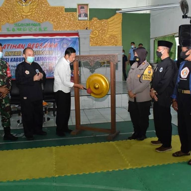 Foto : Bupati Lamongan, Yuhronur Efendi hadiri latihan bersama antar perguruan IPSI Kabupaten Lamongan, Sabtu, (27/02/2021).