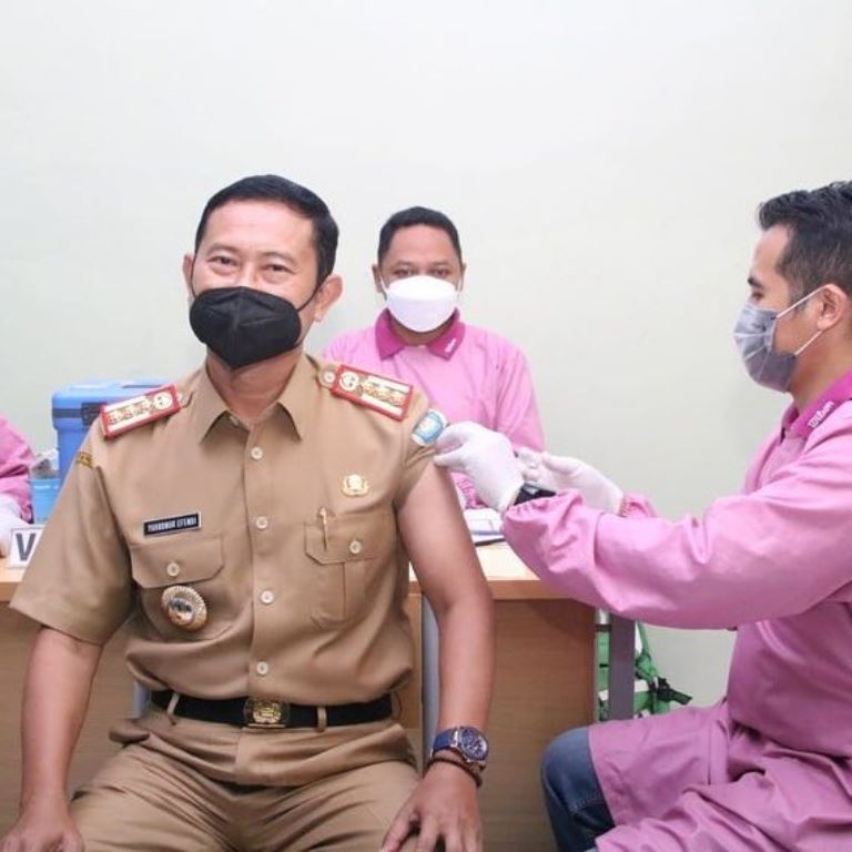 Foto : Bupati Lamongan, Yuhronur Efendi menerima dosis vaksin Coronavac pertama, Senin (01/03/2021).