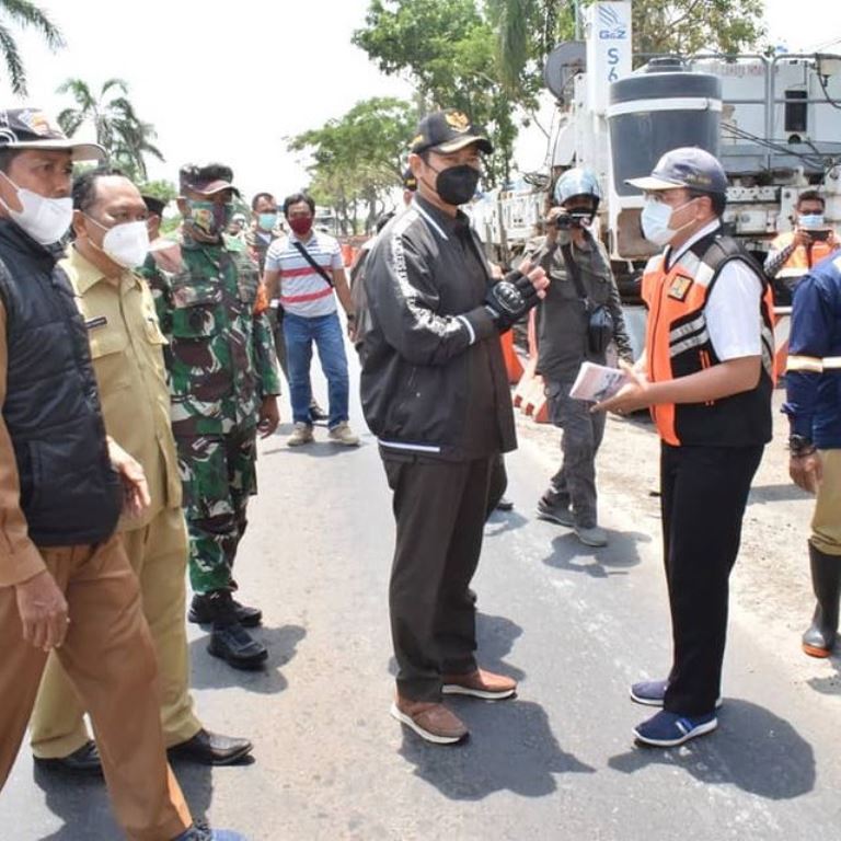 Foto : Bupati Lamongan - Yuhronur Efendi saat sidak infrastruktur pasca banjir, Selasa (02/03/2021).