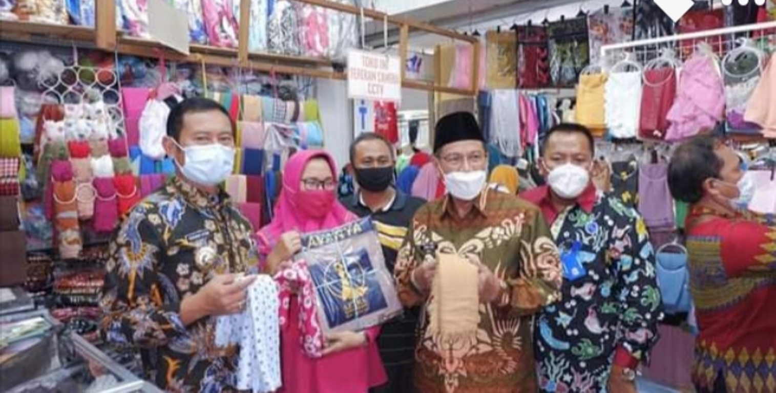 Foto : Bupati Lamongan, Yuhronur Efendi sidak Perumda Pasar Kabupaten Lamongan, Kamis (04/03/2021).