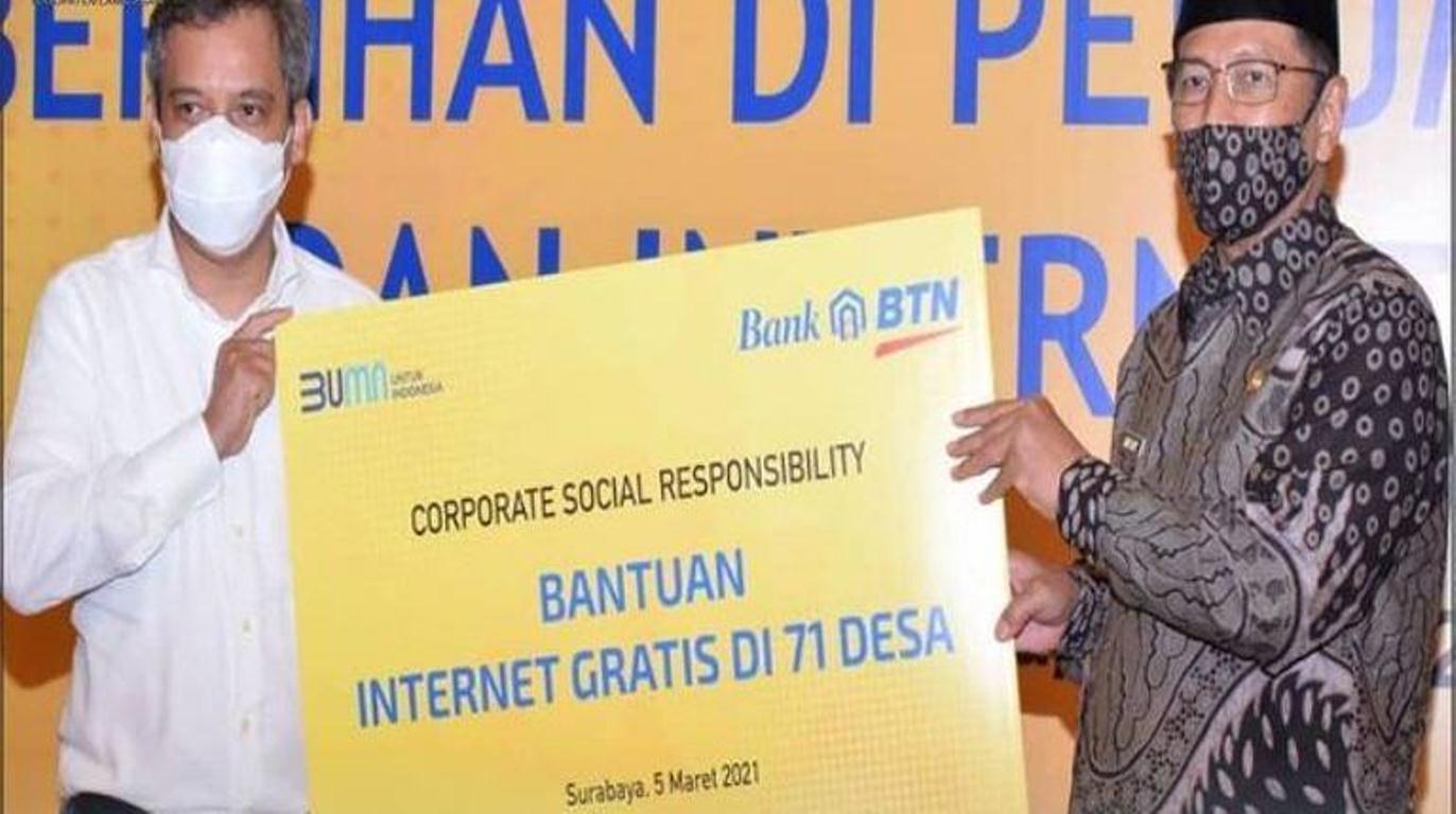 Foto : Wabup Lamongan, Abdul Rouf menerima CSR BTN, Jum'at (05/03/2021).