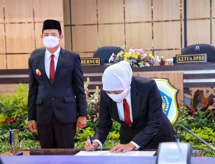 Foto : Gubernur Jatim, Khofifah Indar Parawansa pimpin Sertijab Bupati Lamongan, Yuhronur Efendi, Sabtu (06/03/2021).