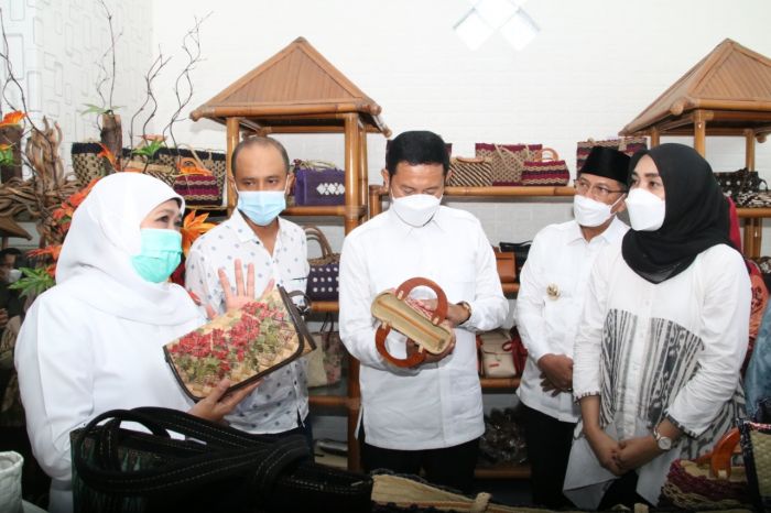 Foto : Gubernur Jatim, Khofifah Indar Parawansa kunjungi salah satu UMKM di Kabupaten Lamongan, Sabtu (06/03/2021).