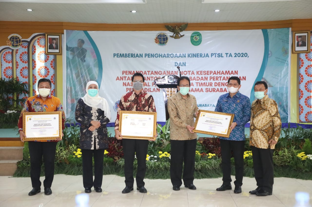 Foto : Menteri Agraria dan Tata Ruang / Kepala BPN RI, Sofyan A. Djalil berikan penghargaan Peringkat I Nasional Kinerja PTSL kepada Kepala BPN Lamongan, R. Agus Mahendra, Rabu (10/03/2021).