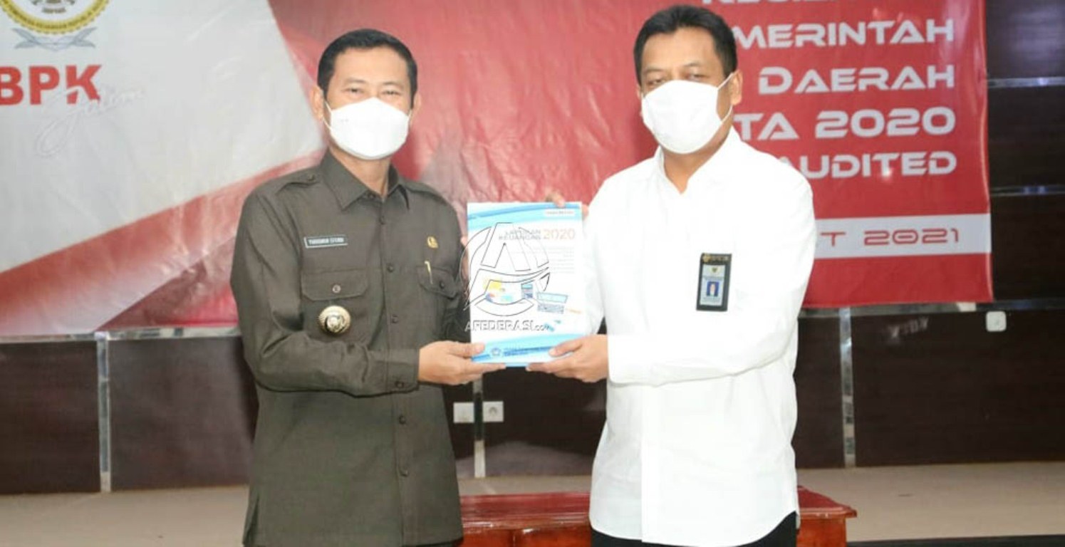 Foto : Bupati Lamongan, Yuhronur Efendi sampaikan LKPD TA 2020 Unaudited kepada Kepala Perwakilan BPK Jatim, Joko Agus Setyono, Senin (15/03/2021).