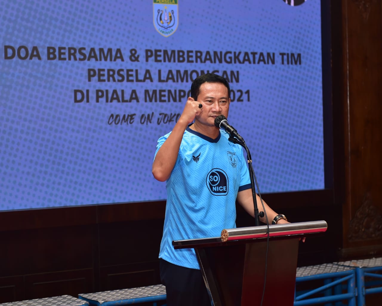 Foto : Bupati Lamongan, Yuhronur Efendi berangkatkan Persela ke turnamen Piala Menpora 2021, Selasa (23/03/2021).