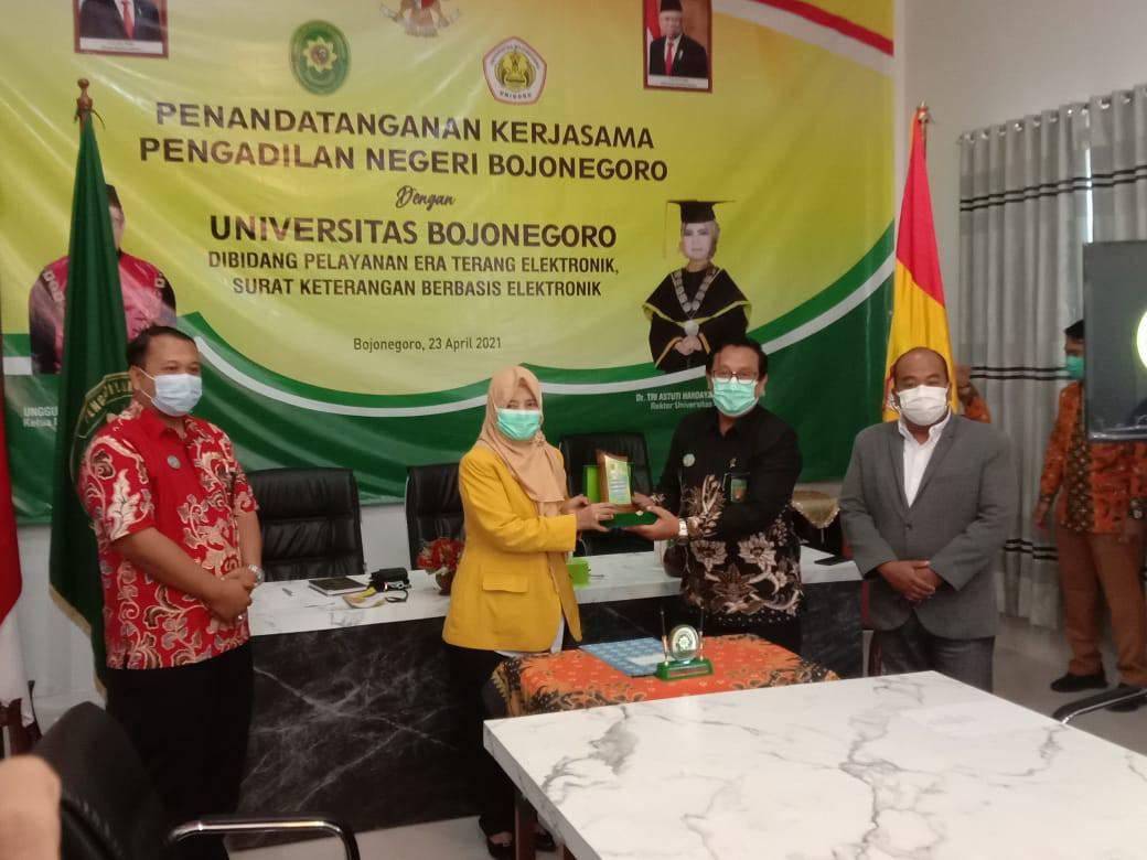 Foto : Ketua PN Bojonegoro - Unggul Tri EM, SH. MH., bersama Rektor Universitas Bojonegoro - Tri Astuti Handayani tekan MoU Kerjasama dan Sosialisasi Layanan Pengadilan dan Zona Integritas, Jum’at (23/04/2021).