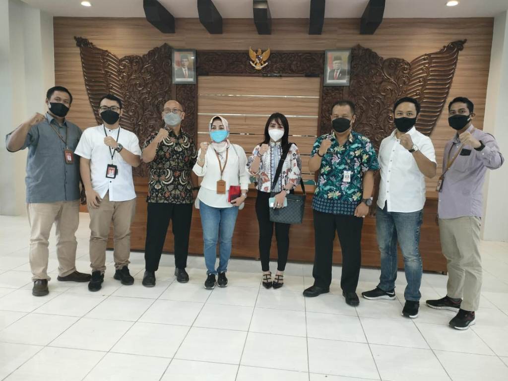 Foto : Kades Kedungkumpul, Angely Emitasari ikuti Sosialisasikan E-Payment Bank Jatim di DPMD Kabupaten Lamongan, Jum’at (16/04/2021).