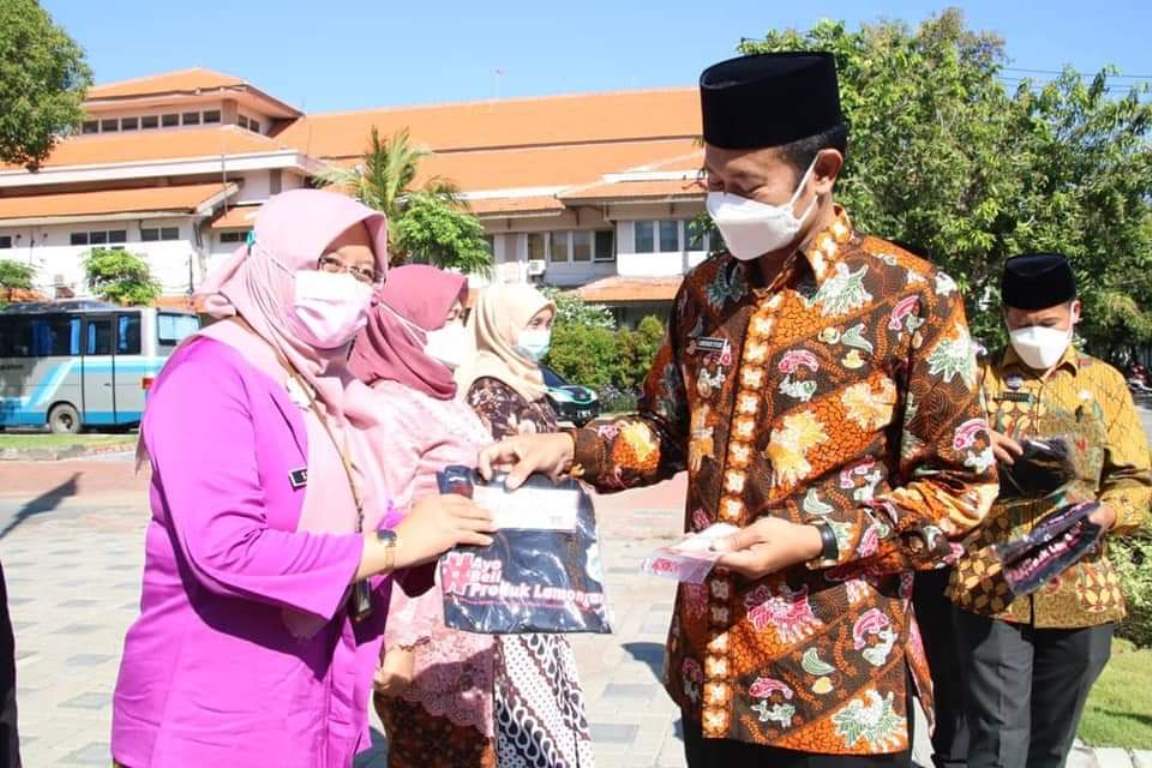 Foto : Bupati Lamongan, Yuhronur Efendi Beri Hadiah ASN Wanita Penyintas COVID-19 pada Hari Kartini, Rabu (21/04/2021).