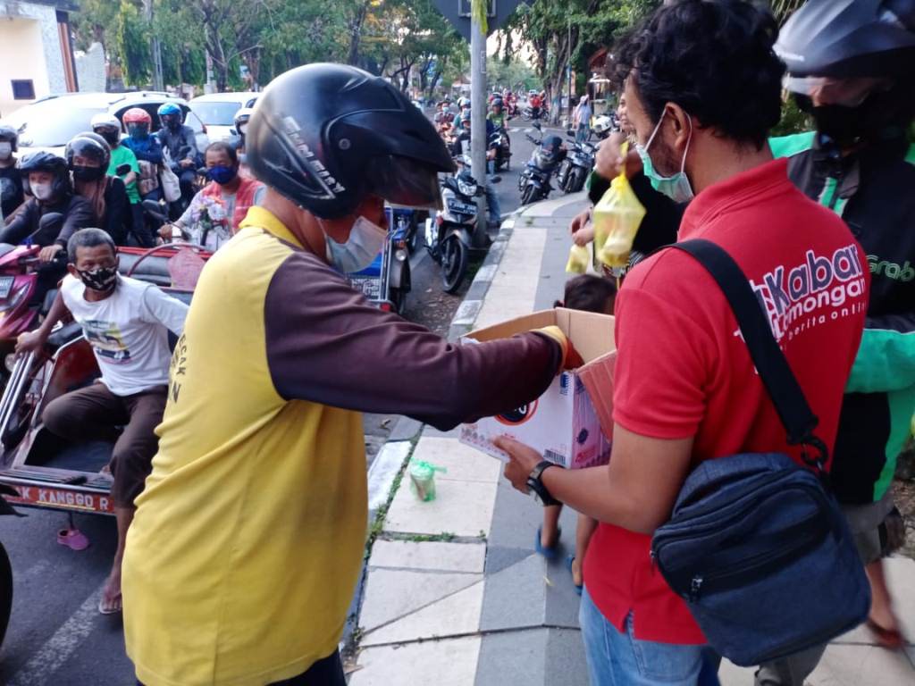 Foto : Kabiro kabar1lamongan.com, Ferry Anggriawan, SM. bersama KJL bagikan takjil Puasa Ramadhan kepada penguna jalan protocol Kabupaten Lamongan, Rabu (21/04/2021).