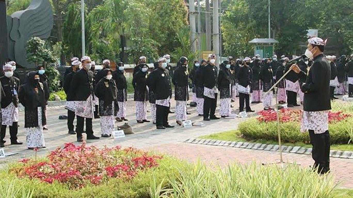 Foto : Bupati Lamongan, Yuhronur Efendi saat memimpin apel pagi Pemkab Lamongan, Kamis (01/04/2021).