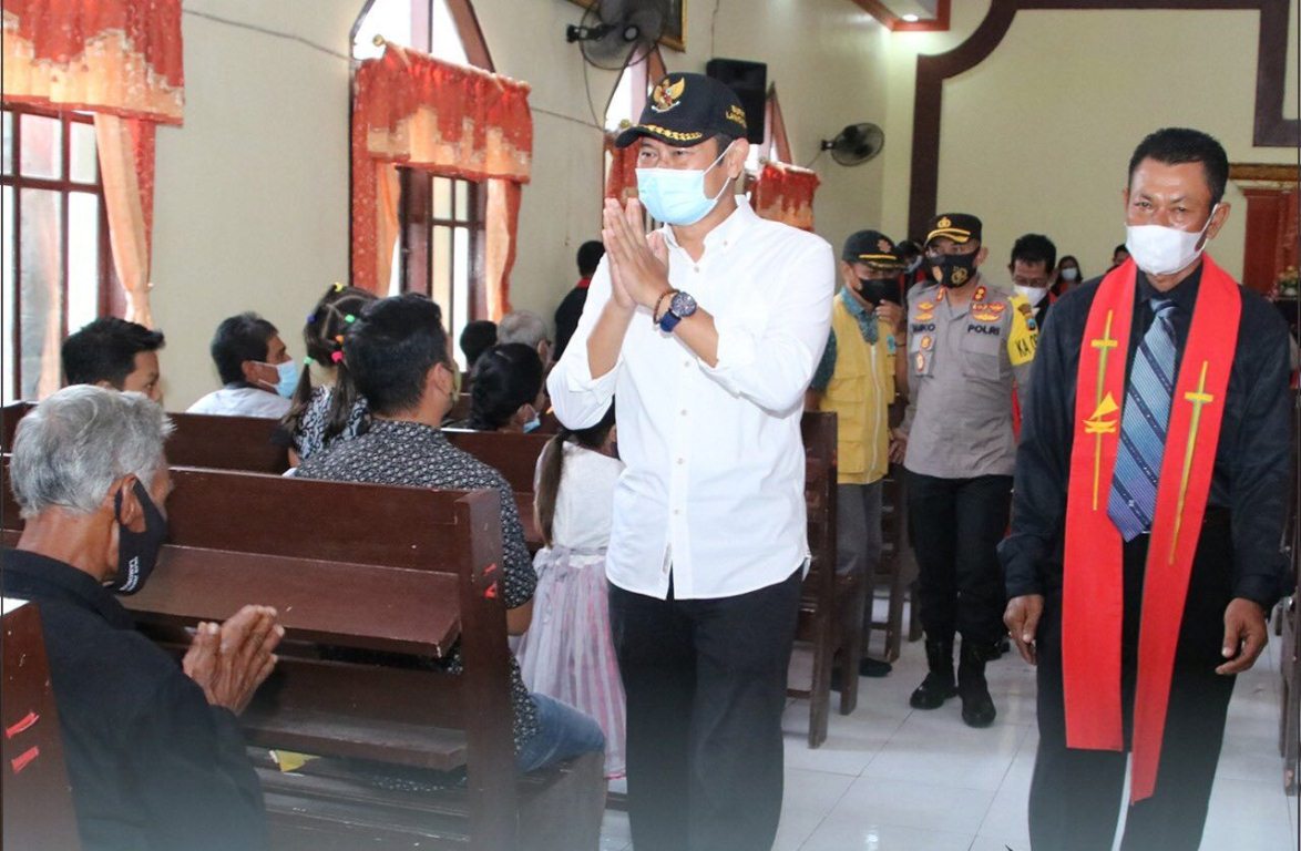 Foto : Bupati Lamongan, Yuhronur Efendi sidak gereja di Kabupaten Lamongan, Jumat (02/04/2021).