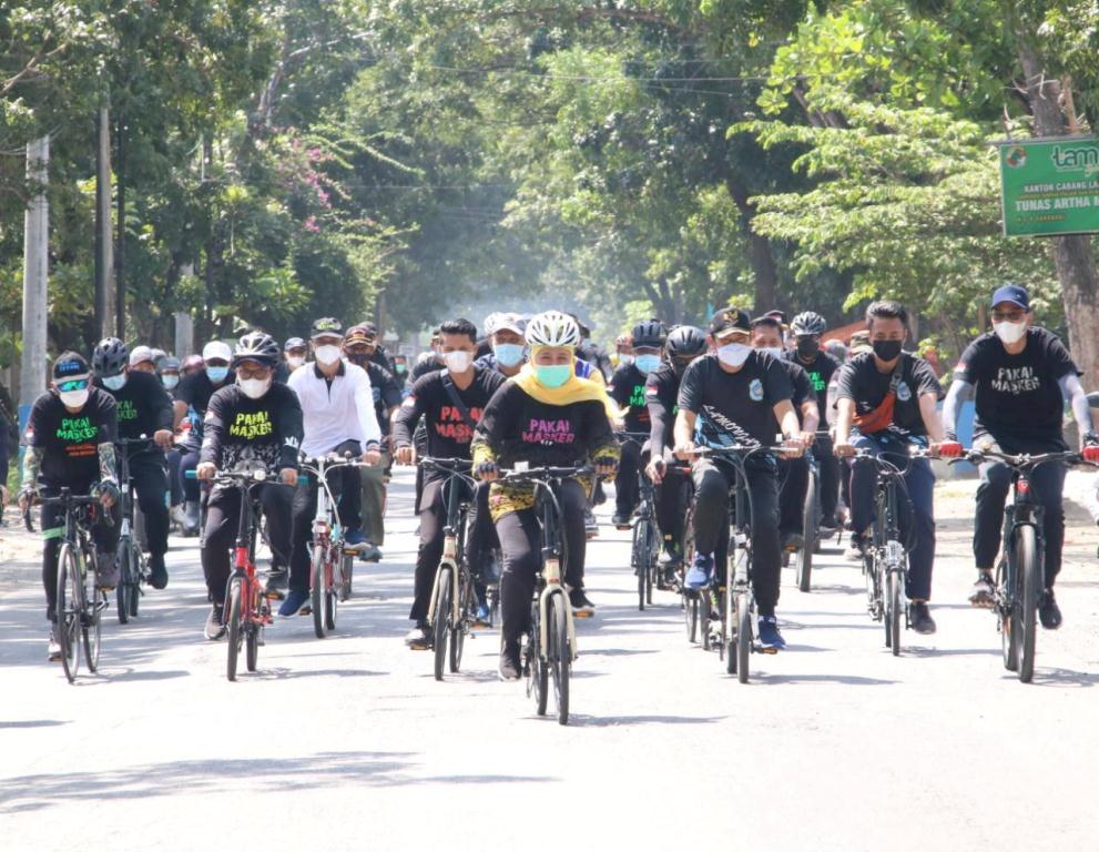 Foto : Gubernur Jawa Timur, Khofifah Indar Parawansa didampingi Bupati Lamongan, Yuhronur Efendi dan lainnya gelar Gowes di Kabupaten Lamongan, Minggu (04/04/2021).