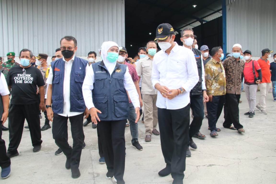 Foto : Bupati Lamongan, Yuhronur Efendi mendampingi kunjungan Gubernur Jawa Timur, Khofifah Indar Parawansa di Kabupaten Lamongan, Minggu (04/04/2021).