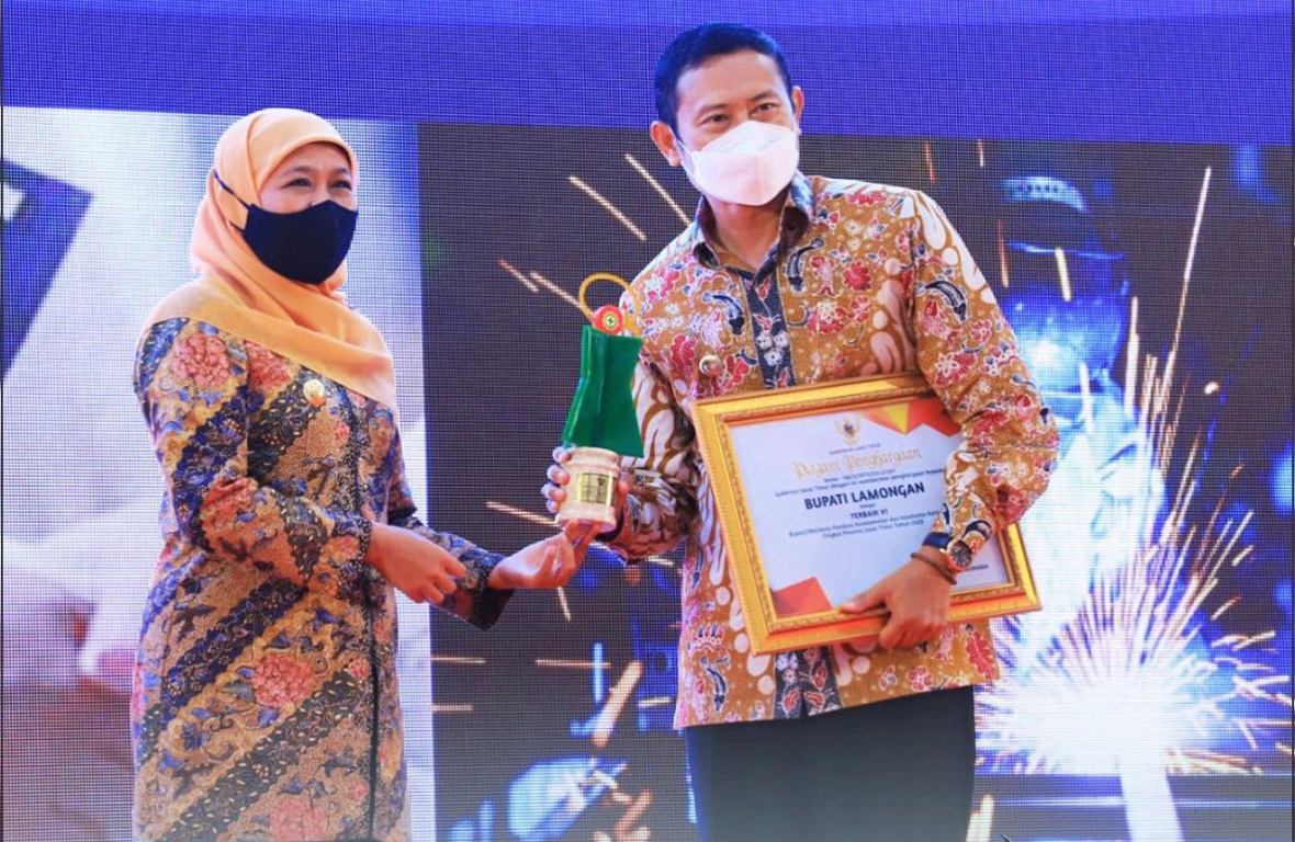 Foto : Bupati Lamongan, Yuhronur Efendi terima 2 penghargaan dari Gubernur Jawa Timur, Khofifah Indarparawansa, Rabu (07/04/2021).