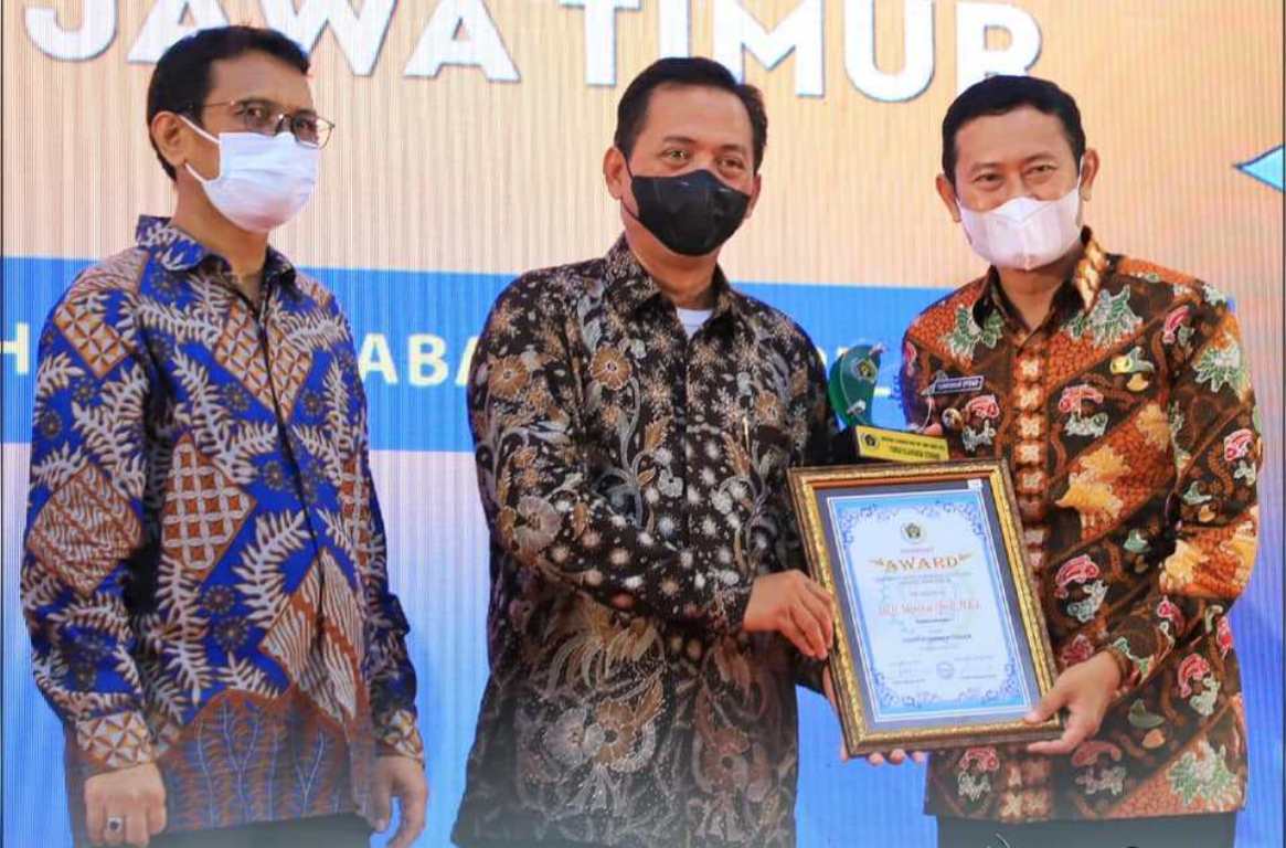 Foto : Bupati Lamongan, Yuhronur Efendi terima penghargaan PWI Jatim Award dan SIWO PWI Jatim Award, Jumat (09/04/2021).