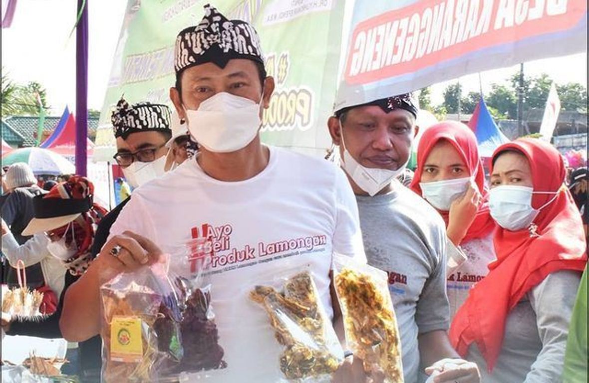 Foto : Bupati Lamongan, Yuhronur Efendi resmikan Taman Tematik Karanggeneng, Jum'at (09/04/2021).