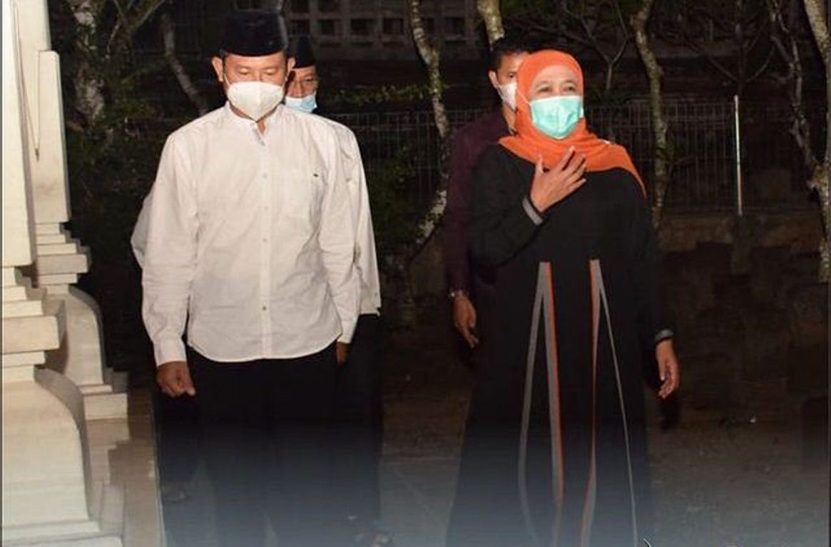 Foto : Gubernur Jawa Timur, Khofifah Indarparawansa bersama Bupati Lamongan, Yuhronur Efendi berziarah ke Makam Sunan Drajat, Sabtu (03/04/2021).