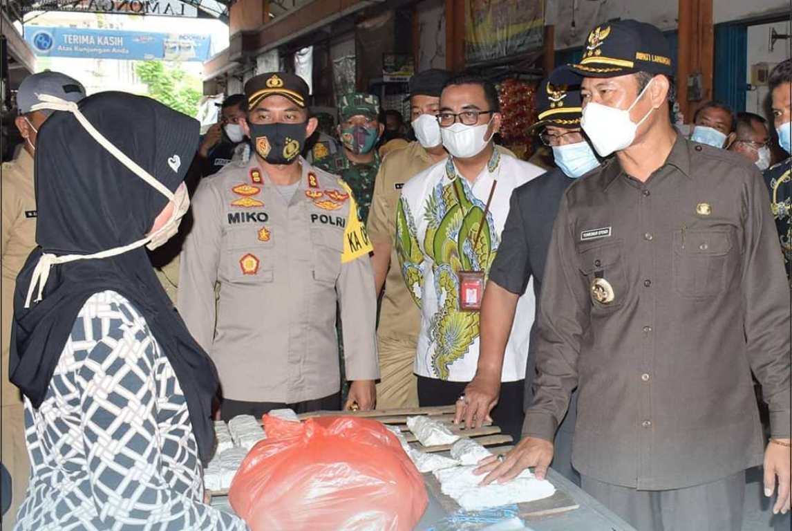 Foto : Bupati Lamongan, Yuhronur Efendi kunjungi Pasar Babat Lamongan, Selasa (06/04/2021).